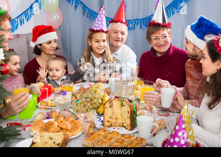 Grande fête familiale anglais smiling children's anniversaire pendant un dîner de fête Banque D'Images