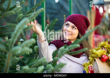 Femme l'achat d'arbre de Noël dans le marché Banque D'Images