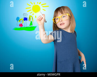 Cute little girl à verres jaunes s'appuie elle-même et sa famille sur le verre. Banque D'Images