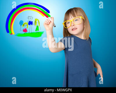 Cute little girl à verres jaunes s'appuie elle-même et sa famille et d'un arc-en-ciel lumineux sur le verre. Banque D'Images