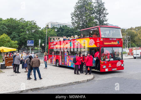 Les touristes à bord d'un double decker open top bus de tourisme à Lisbonne, Portugal Banque D'Images