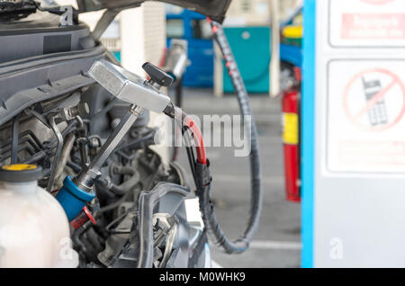 Buse gaz pour ajouter du gaz en voiture à la station d'essence Banque D'Images