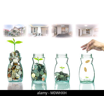 Mettre la main pièces mix et de semences en bouteille transparente à l'étape de la construction, la croissance de l'investissement d'affaires maison concept Banque D'Images