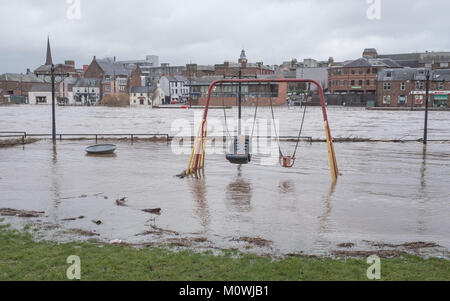 Le 24 janvier 2018, la fonte des neiges a contribué à l'inondation des Whitesands à Dumfries, en Écosse. Cette scène montre un petit parc de jeux qui a été inondé. Banque D'Images