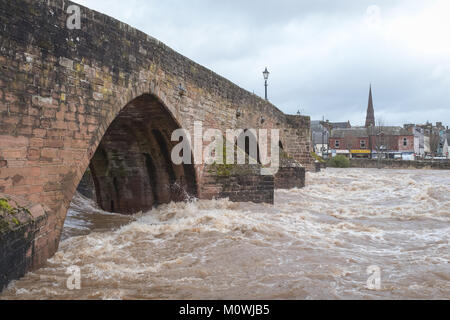 Le 24 janvier 2018, la fonte des neiges a contribué aux inondations dans les Whitesands de Dumfries, en Écosse. Cette scène montre l'historique pont Devorgilla. Banque D'Images