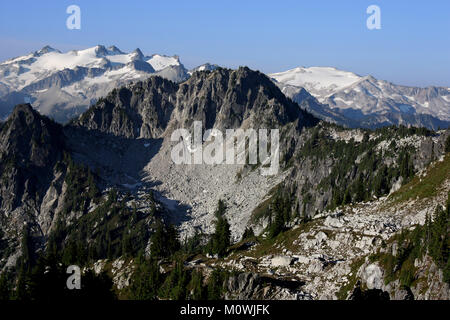 Vue du mont Hinman et Daniels de près de col d'interruption dans l'État de Washington. Banque D'Images