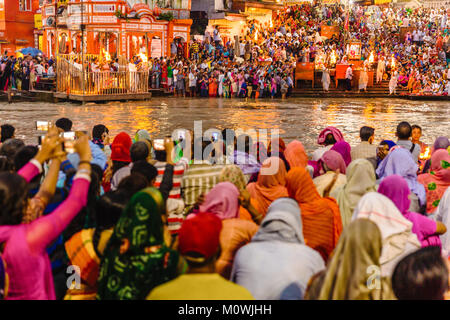 Des milliers d'Hindous dans la ville sainte de Haridwar dans l'Uttarakhand, en Inde au cours de la lumière du soir cérémonie appelée Ganga arthi pour adorer Ganges Banque D'Images