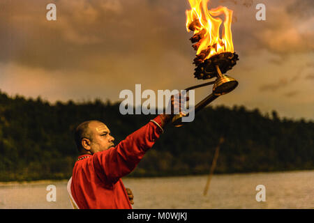 Rishikesh, Uttarakhand - 03 août 2016 : des prêtres en robe rouge dans la ville sainte de Rishikesh dans Uttarakhand, Inde au cours de la cérémonie de la lumière du soir Banque D'Images