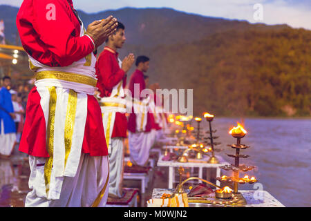 Rishikesh, Uttarakhand - 03 août 2016 : des prêtres en robe rouge dans la ville sainte de Rishikesh dans Uttarakhand, Inde au cours de la cérémonie de la lumière du soir Banque D'Images