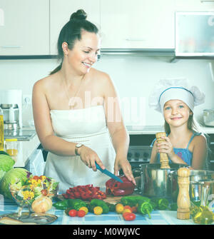 Femme heureuse et sa fille souper santé cuisine Banque D'Images