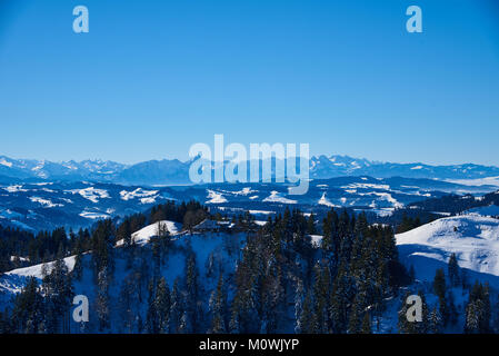 Jour d'hiver ensoleillé dans les montagnes suisses - Napf Emmental Banque D'Images