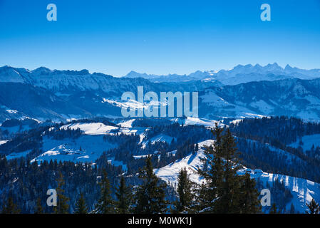 Jour d'hiver ensoleillé dans les montagnes suisses - Napf Emmental Banque D'Images