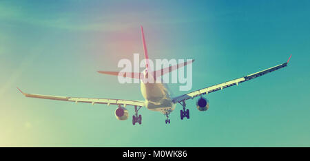 Grand avion de passagers à destination flying in sky Banque D'Images