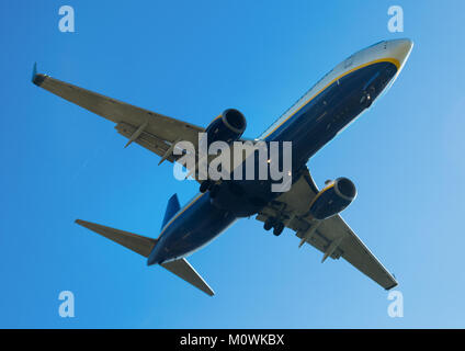 Grand avion de passagers à destination flying in sky Banque D'Images