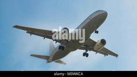 Grand avion de passagers à destination flying in sky Banque D'Images