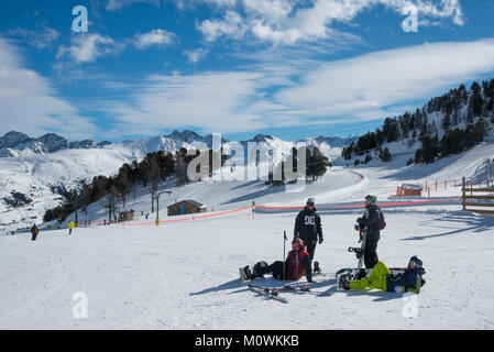 Un groupe d'amis se reposant juste au-dessus de la station de ski Soldeu, Andorre, Grandvalaria. L'Europe Banque D'Images