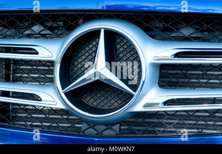 GALATI, ROUMANIE, septembre 2017 : logo Mercedes Benz close up sur une voiture grill. Mercedes-Benz est un constructeur automobile allemand. Banque D'Images