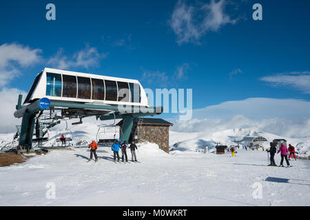 Les skieurs sortant d'un ascenseur de chaise au-dessus de Soldeu et El Tarter, Grandvalaria ski area, Andorre, Europe Banque D'Images