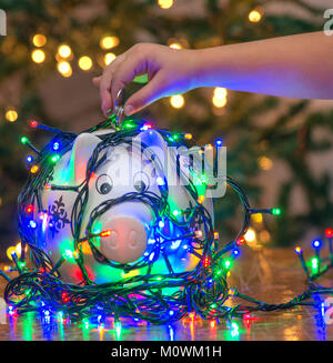 La part d'économiser de l'argent pour les cadeaux de Noël Banque D'Images