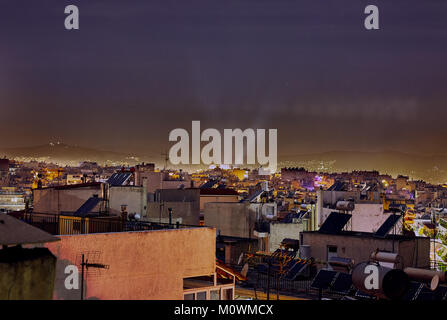 L'énergie dans le ciel de nuit sur l'éclairage d'acropole d'Athènes en Grèce et vue sur la ville Banque D'Images