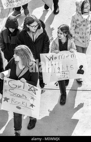 Les jeunes filles tenir signes et à pied au centre-ville, à la Marche des femmes de 2018 à Asheville, en Caroline du Nord Banque D'Images