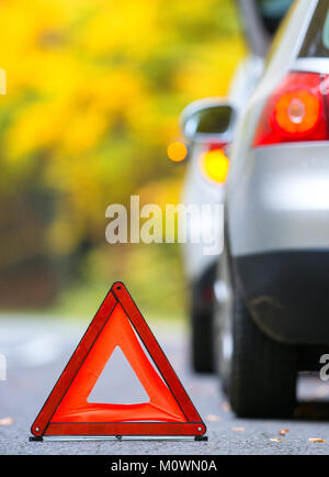 Concept de voiture cassé, panne triangle sur road Banque D'Images