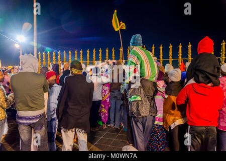 ADAMS PEAK, SRI LANKA - 6 Février : En attente de montée du soleil sur le haut du pic Adams, célèbre montagne sainte à Sri Lanka. Février 2017 Banque D'Images