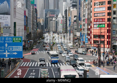 Rue animée à Shinjuku, Tokyo, Japon Banque D'Images