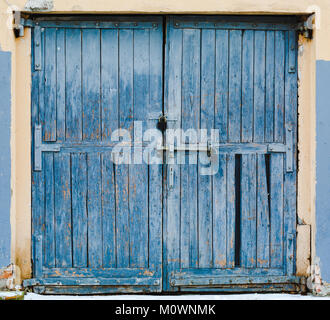 Vieux grandes portes en bois peintes en bleu Banque D'Images