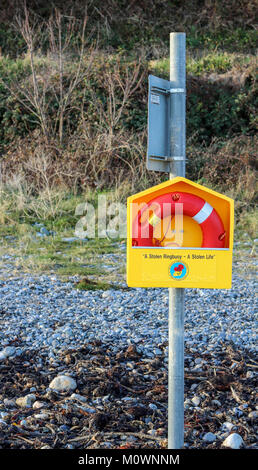 Une bouée sur la plage de Killiney. Banque D'Images