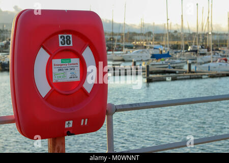 Une bouée rouge sur un quai. Banque D'Images