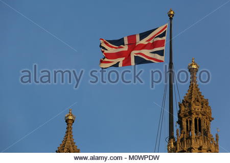 L'Union Jack flag vol au-dessus de Westminster au coucher du soleil le soir après l'Brexit résultat qui défini la Grande-Bretagne sur une voie pour quitter l'UE Banque D'Images