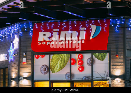 Parnu, Estonie - 13 décembre 2017 : Logo Logotype signe de supermarché Rimi en soirée festive nuit Noël Nouvelle Année Illuminations. Rimi Baltic Banque D'Images