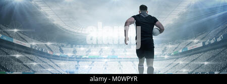 Image composite de rugby player exécutant avec la balle Banque D'Images