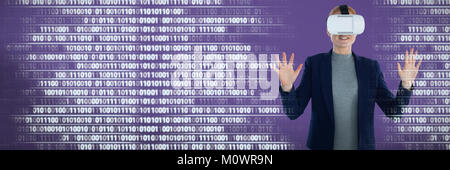 Portrait of businesswoman gesturing lors du port de lunettes vr Banque D'Images