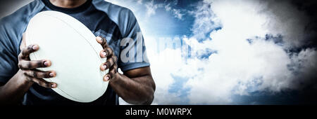 Image composite de mid section de sportif holding rugby ball Banque D'Images