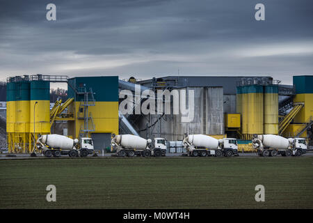 L'usine de production de béton/usine avec des camions de transport de béton en face d'elle Banque D'Images