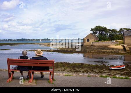 France,Morbihan larmor baden,Couple,assis sur un banc en face de l'Île Berder Banque D'Images