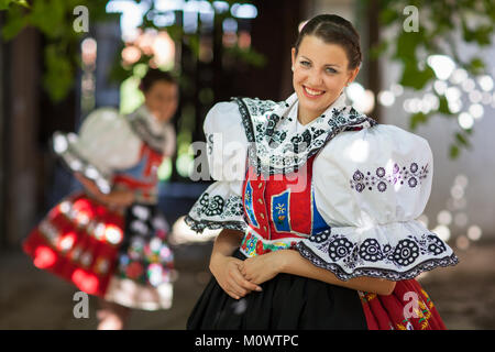 Maintien de la tradition vivante : jeune femme en robe de cérémonie richement décorées folk/costume régional (Kyjov costume, southern Moravia République Tchèque, Republi Banque D'Images