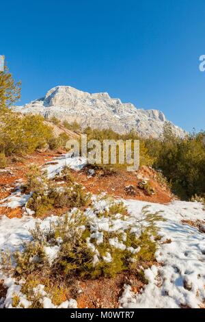 France,Bouches du Rhône,Pays d'Aix, la montagne Sainte Victoire sous la neige Banque D'Images