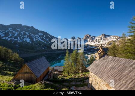 France,Alpes de Haute Provence, Parc National du Mercantour,Haut Verdon,le lac d'Allos (2226 m), la chapelle Notre Dame des Monts,à l'arrière-plan les Tours du Lac Banque D'Images