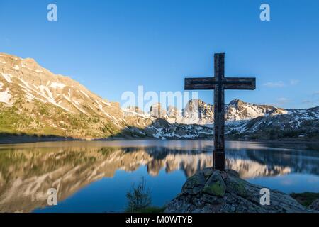 France,Alpes de Haute Provence, Parc National du Mercantour,Haut Verdon,le lac d'Allos (2226 m),à l'arrière-plan les Tours du Lac Banque D'Images