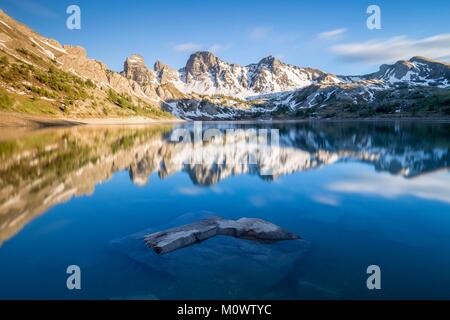 France,Alpes de Haute Provence, Parc National du Mercantour,Haut Verdon,le lac d'Allos (2226 m),à l'arrière-plan les Tours du Lac Banque D'Images