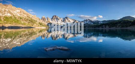 France,Alpes de Haute Provence, Parc National du Mercantour,Haut Verdon,le lac d'Allos (2226 m),à l'arrière-plan les Tours du Lac Banque D'Images