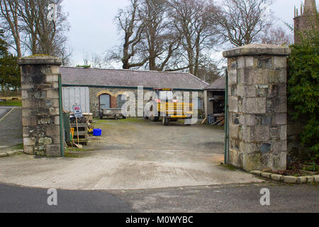 La cour arrière toilette centre et dépendances avec divers morceaux de détritus et de matières recyclables dangereuses à Tollymore Forest Park dans le comté de Down Northe Banque D'Images