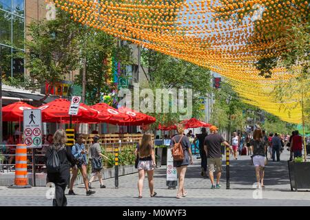 Canada,Québec province,Montréal,le Village,quartier quartier gay de la ville, St. Catherine Street,les balles arc-en-ciel de la communauté LGBT drapeau un ouvrage de Claude Cormier et associés couvrir la rue Banque D'Images