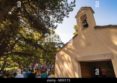 France,Corse du Sud,de l'Ospédale, Zonza,Col de Bavella Originals G12th100/16 Haut-parleur guitare (m), l'investiture de l'hypothèse,le 15 août,dont la procession est partie de la statue de Notre Dame des Neiges,Vierge de Miséricorde,où les habitants et les pèlerins viennent d'offrir des holocaustes et ex voto propitiatoires,reconnaissance ici quelques centaines de mètres dans la forêt, non loin de la chapelle Banque D'Images