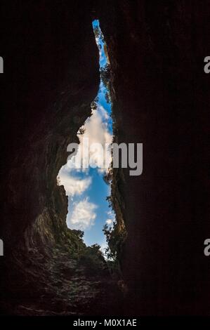 France,Corse du Sud Bonifacio,cave,dans les falaises de la vieille ville, offrant une ouverture sur le ciel en forme de Corse Banque D'Images