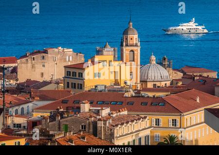 France,Corse du Sud,Ajaccio,Cathédrale Notre Dame d'Ajaccio datant du 16e siècle, vue sur les toits du centre-ville,un yacht dans l'arrière-plan Banque D'Images