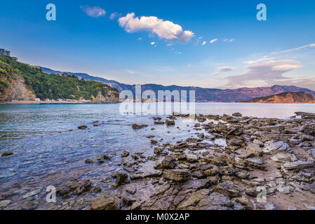 Vu les roches de la côte près de la plage de Mogren se trouvent dans la ville de Budva sur la côte de la mer adriatique au Monténégro Banque D'Images